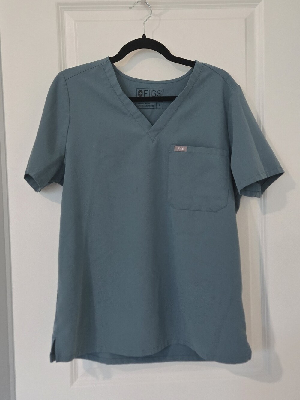 Figs Women's Hydrogreen Scrub Set, One Pocket Top And Livingston Bottoms